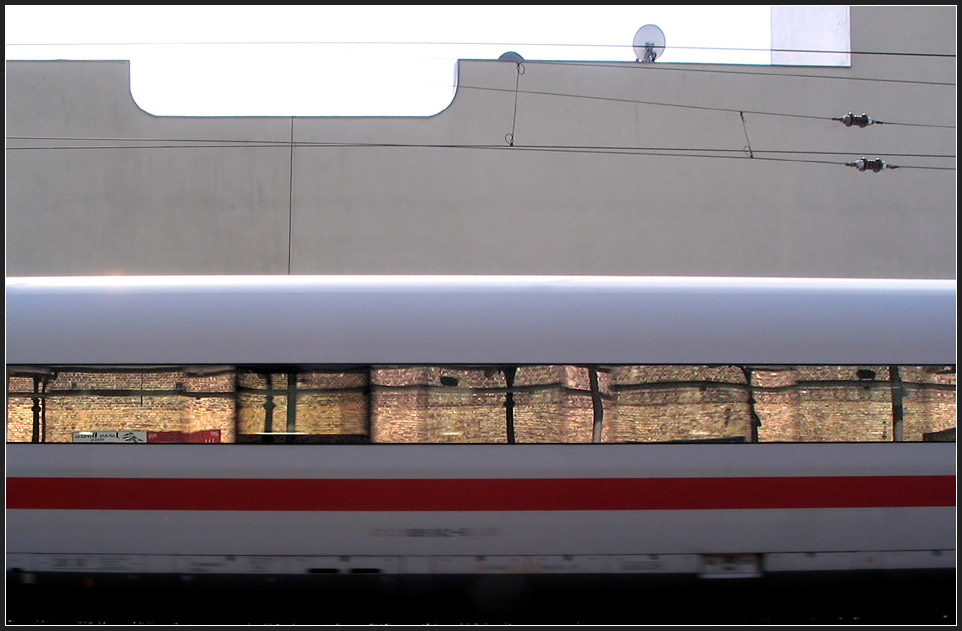 ICE zwischen Berliner Häuserwänden -

Im Fensterband spiegelt sich die angestrahlte Backsteinwand von gegenüber. S-Bahnhof Savignyplatz. 

20.08.2010 (G)
