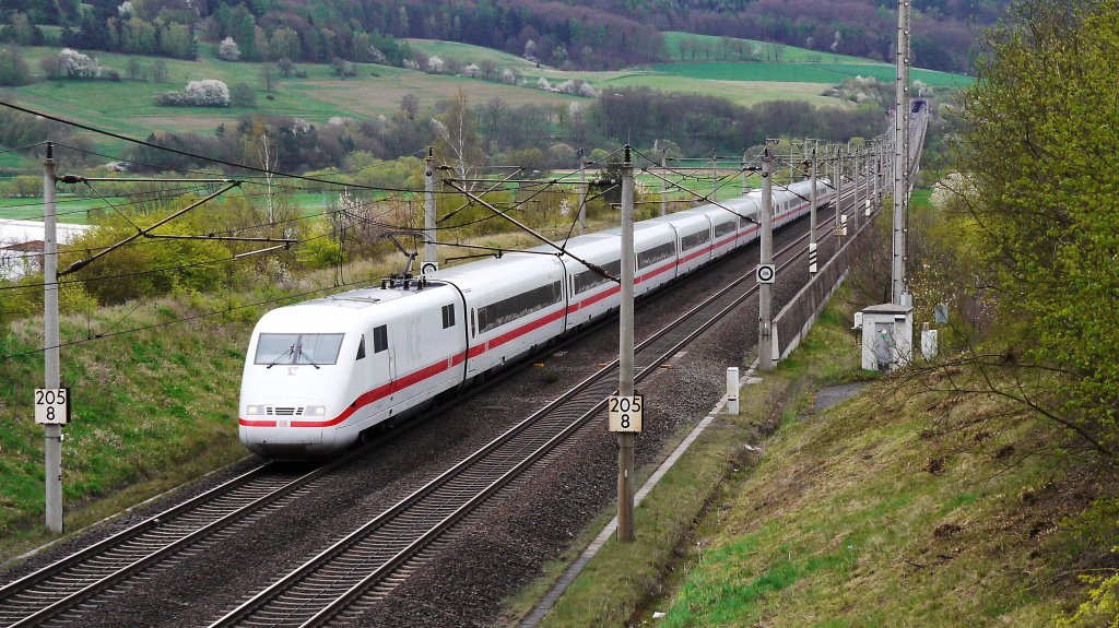 ICE1 am 26.04.2012 in voller Fahrt auf der Schnellfahrstrecke Wrzburg - Hannover zwischen Richthoftunnel (im Hintergrund) und Wartekppeltunnel (in meinem Rcken), zwischendrin die 1628m lange Fuldatalbrcke Solms berquerend, die lngste Brcke auf dieser Strecke.