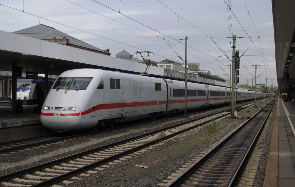 ICE1  Garmisch-Partenkirchen  kommt hier mit dem ICE 787 (Hamburg-Altona -> Mnchen Hbf) in den bahnhof von Hannover Hbf eingefahren. 22.10.2010