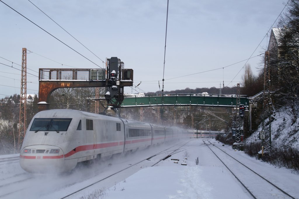 ICE1 rauscht in Richtung Wuppertal HBF durch Wuppertal-Zoologischer Garten. 21.12.2009