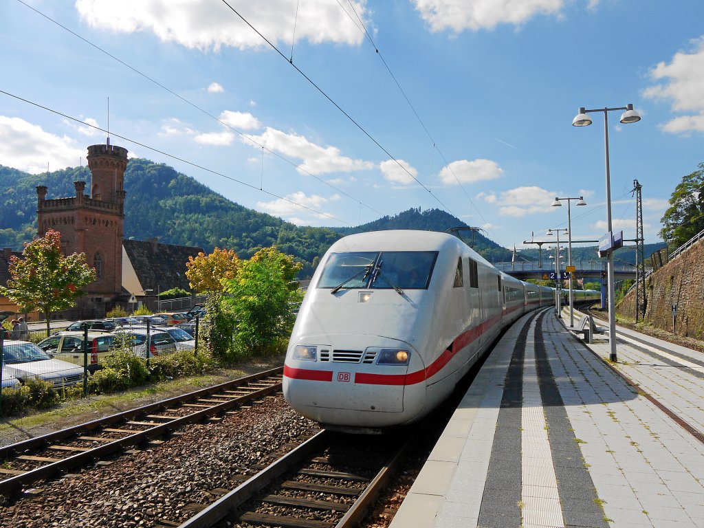ICE1 Saarbrcken - Mannheim vor Neustadt an der Weinstrae beim Durchfahren des Bahnhofs Lambrecht/Pfalz am 19.09.2010