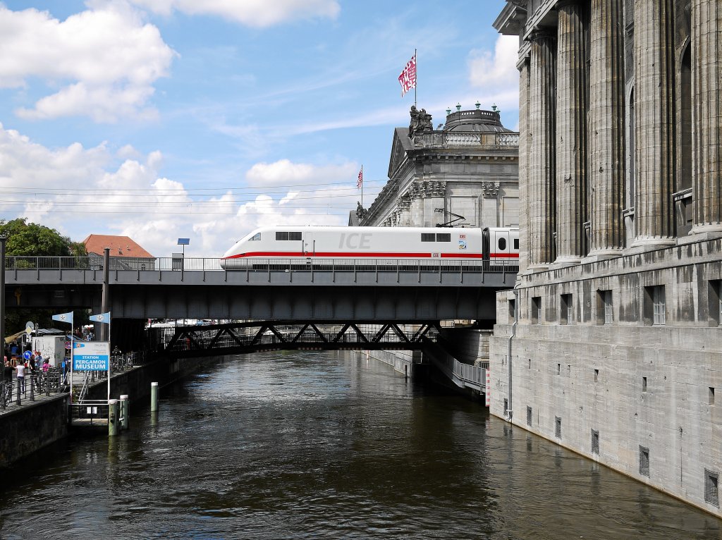 ICE1 Triebkopf beim Durchqueren der Berliner Museumsinsel nach Verlassen des Bahnhofs Friedrichsstrae am 6.08.2011