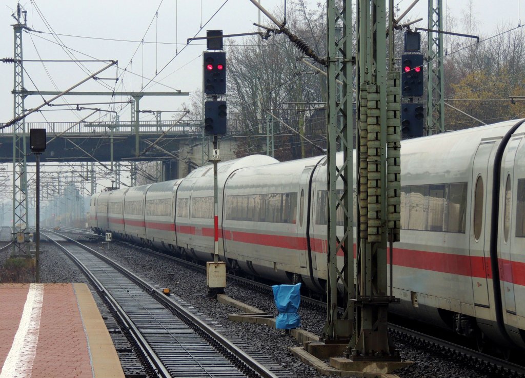 ICE1 verlsst in sdlicher Richtung den Bahnhof Kassel-Wilhelmshhe (16.2.2013, ich hatte dieses Bild heute vormittag irrtmlicherweise als ICE2 eingestellt, danke fr den Hinweis).