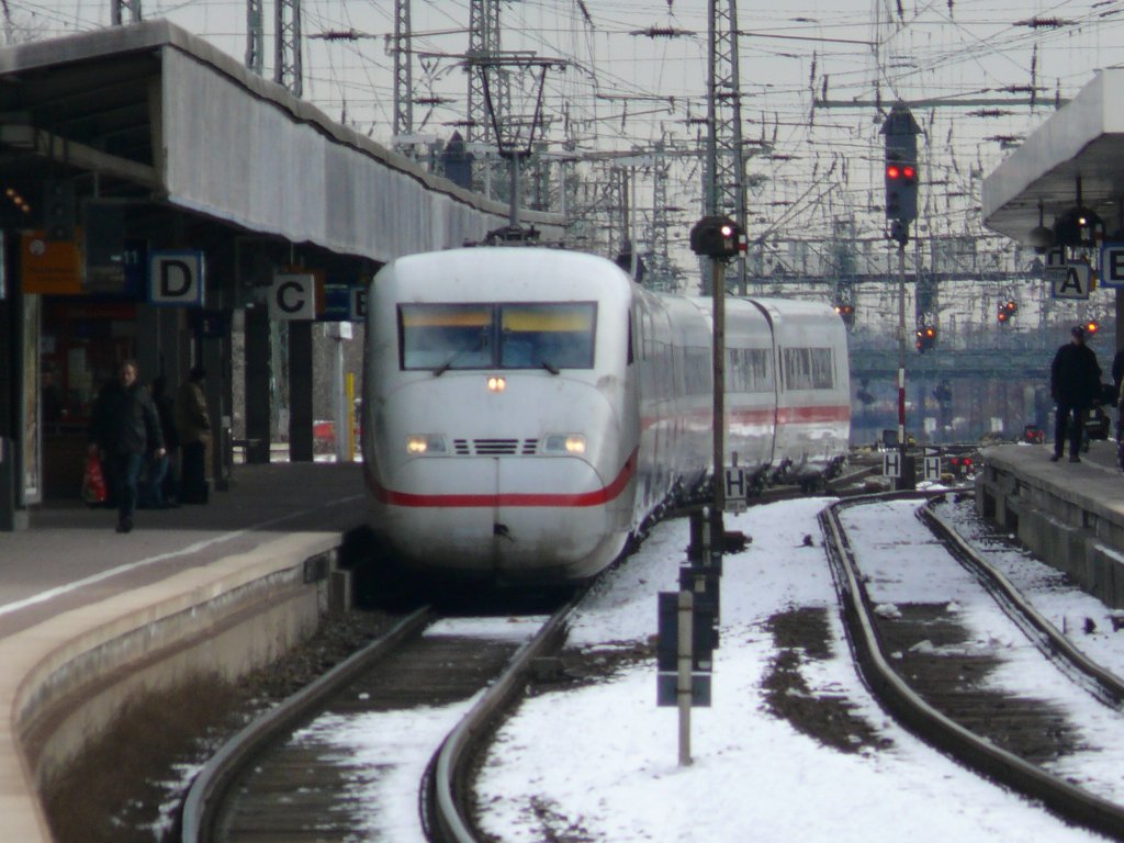 ICE2  Stendal  vorne TK 402 007 als ICE 944 aus Berlin Ostbahnhof nach Dsseldorf, Einfahrt Gleis 11, Dortmund Hbf.(08.03.2010)