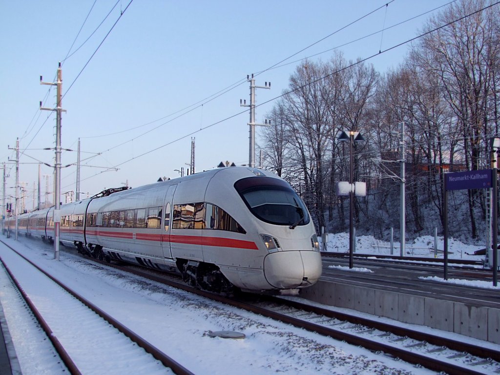 ICE24 durchfhrt den verschneiten,neugestalteten Bahnhof Neumarkt/Kallham;100104