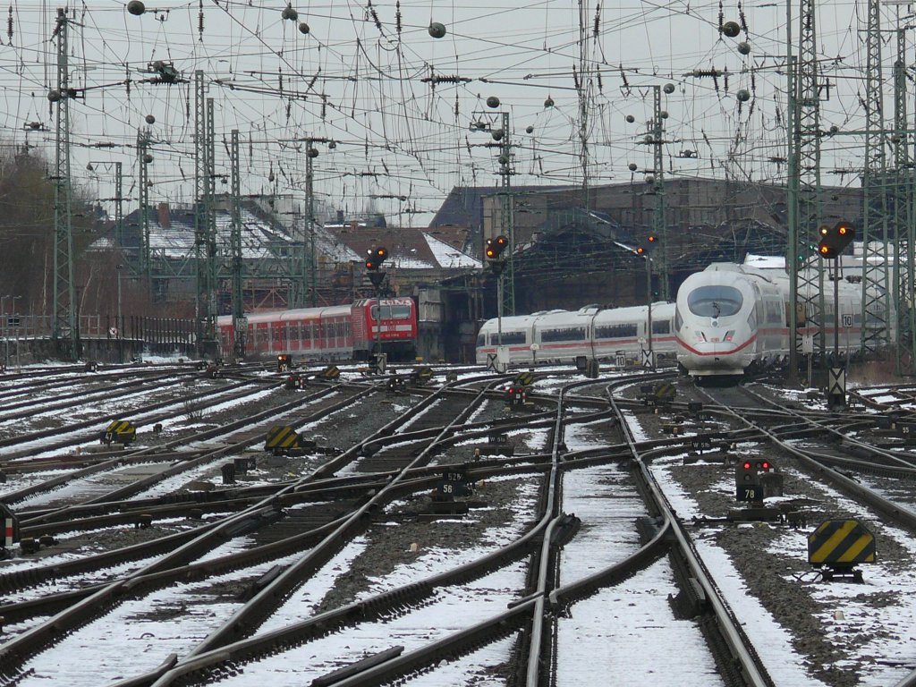 ICE3 Doppel als ICE 517 nach Mnchen schlngelt sich aus dem Dortmunder Hbf., links schiebt die 143 039 die S5 nach Mnchengladbach.(08.03.2010)