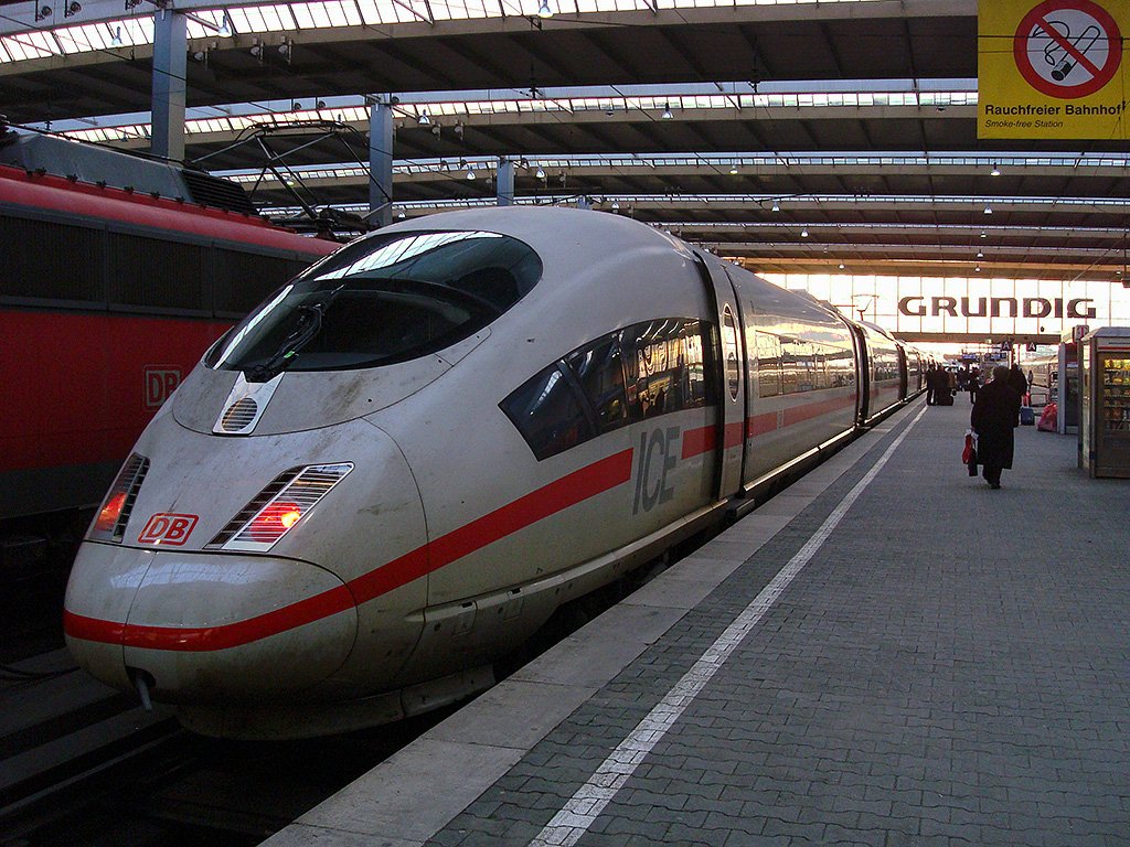 ICE3 Nr. 403 030-0 steht zur Abfahrt nach Dortmund Hbf bereit. M�nchen Hbf, 24. Feb. 2010, 17:31