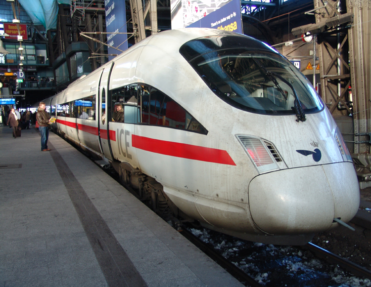 ICE380 von Hamburg Hbf Richtung Aarhus wartet auf die Ausfahrt um 13.30 Uhr dieser Zug fuhr mit 15 Minuten Versptung aus dem Hamburger Hbf ab.(18.12.10)
