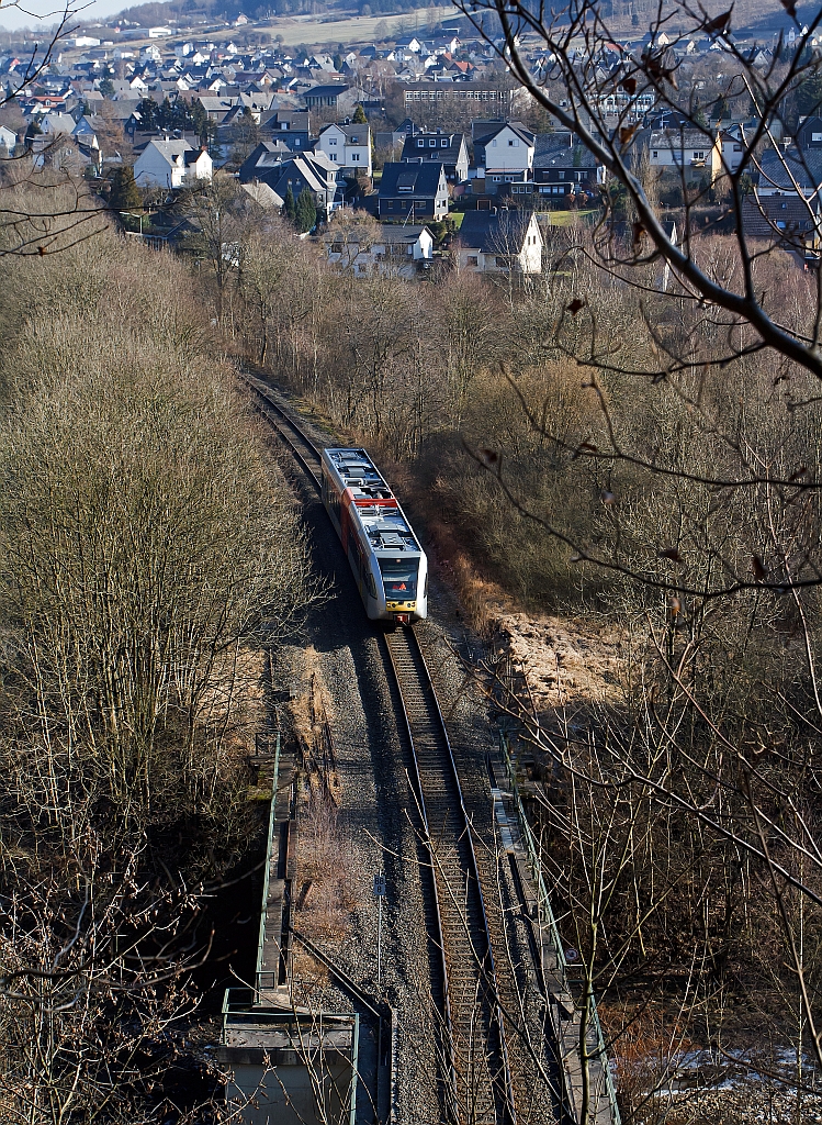 Ich befinde mich am 05.02.2012 ber dem Herdorfer Tunnel, unten auf der KBS 462 fhrt die Hellertalbahn mit einem Ihrer Stadler GTW 2/6 in Richtung Betzdorf, gleich geht es ber die Heller und die Landstrae.