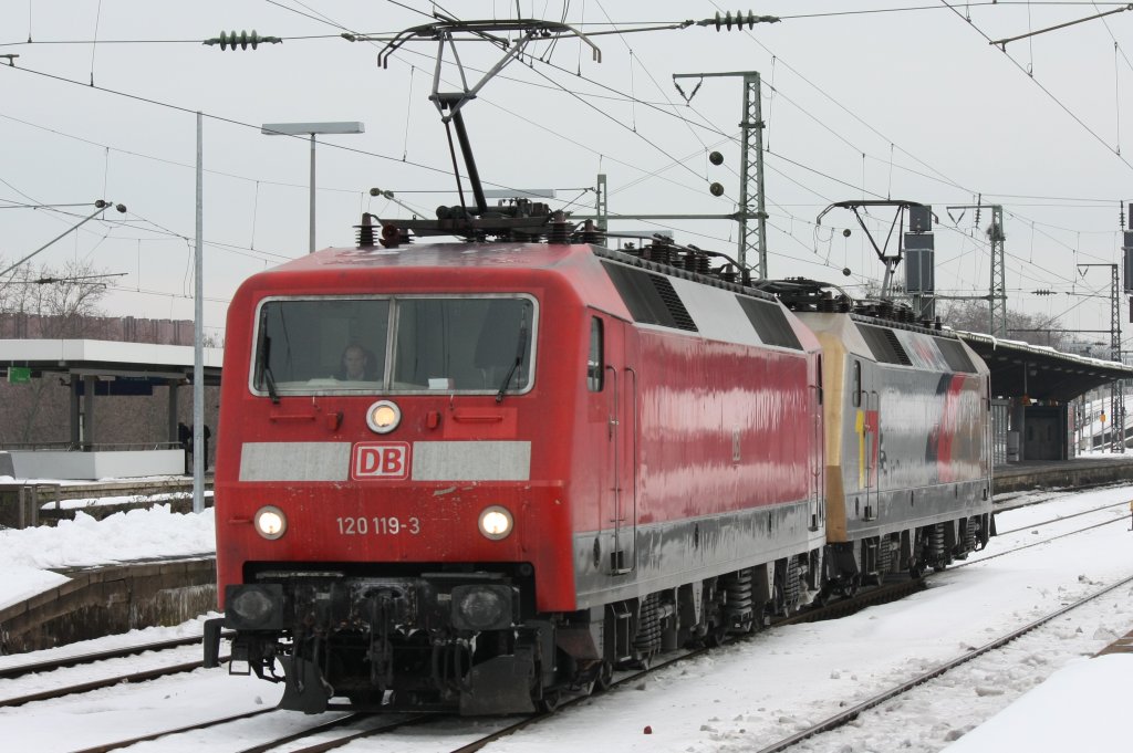 Ich bin bestimmt der letzte der sie bis heute noch nicht hatte, aber jetzt wie ihr seht hab ich sie. Die 120 119-3 fuhr am 28.12.2010 mit der 120 159-9 durch K�ln Messe Deutz nach K�ln Bbf.