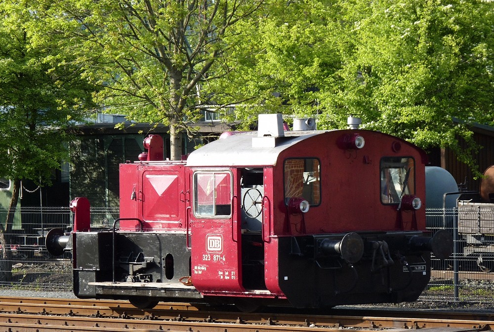 Ich bin doch auch sehenswert oder ?

Alle kucken immer nur nach den groen Dampflokomotiven aber es gibt doch auch noch die verborgenen  Schnheiten !

323 871-4 im Neuenmarkt-Wirsberg am 23.05.2010