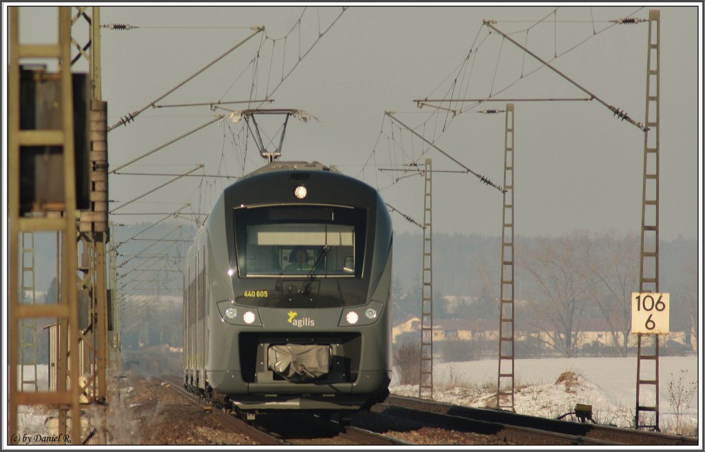  Ich bin ein Star hol mich hier raus , schrie das Teleobjektiv. Und da ich kein Unmensch sein will habe ich es getan. Teleschuss auf 440 605 als ag nach Plattling. (29.01.2011, Mangolding) 