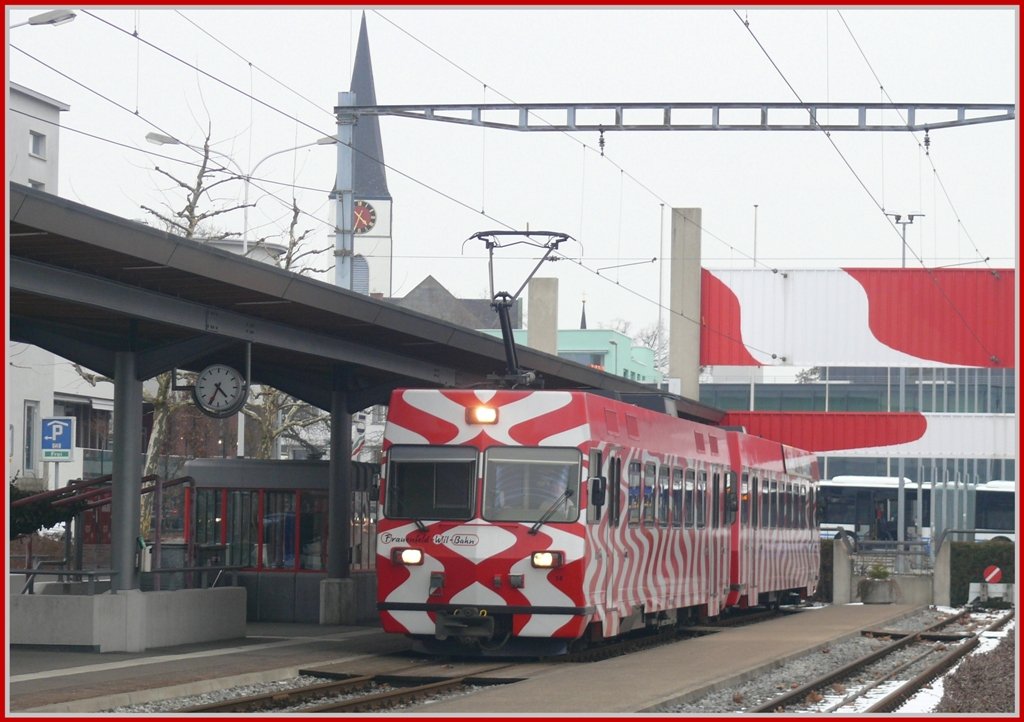 Ich bin zwar kein Freund des Zebra-Looks der FW Triebwagen, aber die Aufflligkeit erregt doch meine Aufmerksamkeit. Endbahnhof Wil. (10.03.2010)