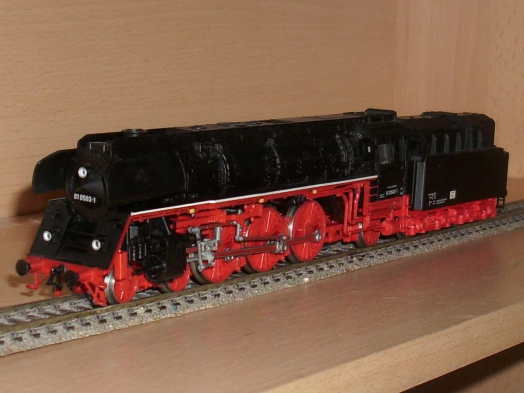 Ich bin zwar kein groer Dampflokfan,aber von der 01.5 kann ich nicht genug kriegen,sie ist einfach meine Lieblingsdampflok.Hier ist das Piko-Modell 01 0503 mit Speichenrdern und ltender.