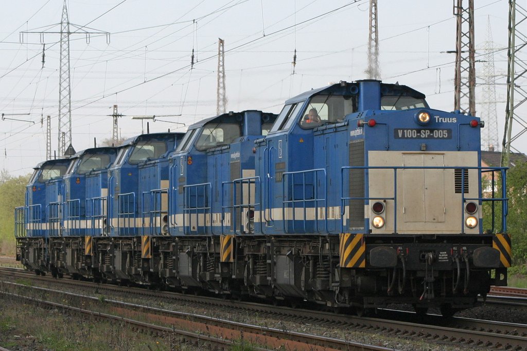 Ich dachte ich seh nicht richtig als da pltzlich glei FNF Spitzke V100er durch Ratingen-Lintorf kamen.Zuglok am 20.4.10 war V100-SP-005  Truus im Anhang hatte sie V100-SP-007,V100-SP-008,V100-SP-009 und V100-SP-010