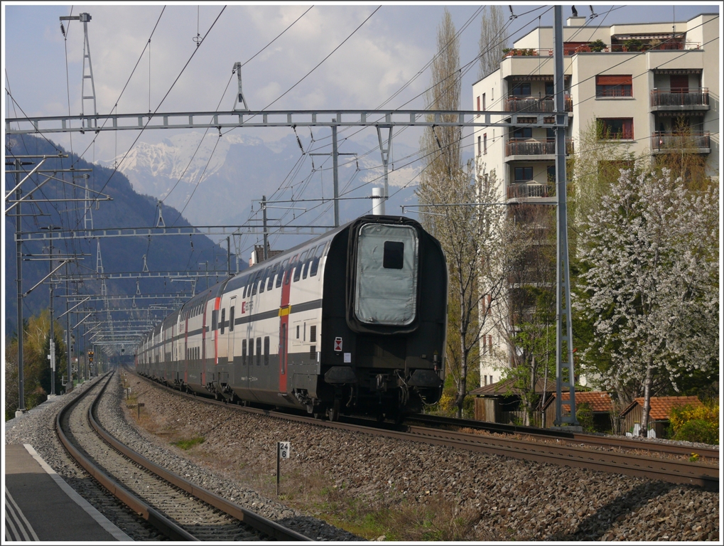 Ich dachte zuerst der IC586 htte den Steuerwagen in Chur gelassen, der AD-Dosto wurde aber zustzlich nach Zrich berfhrt. Von welcher Bahn stammt wohl diese Schlusssignaltafel? (19.04.2010)
