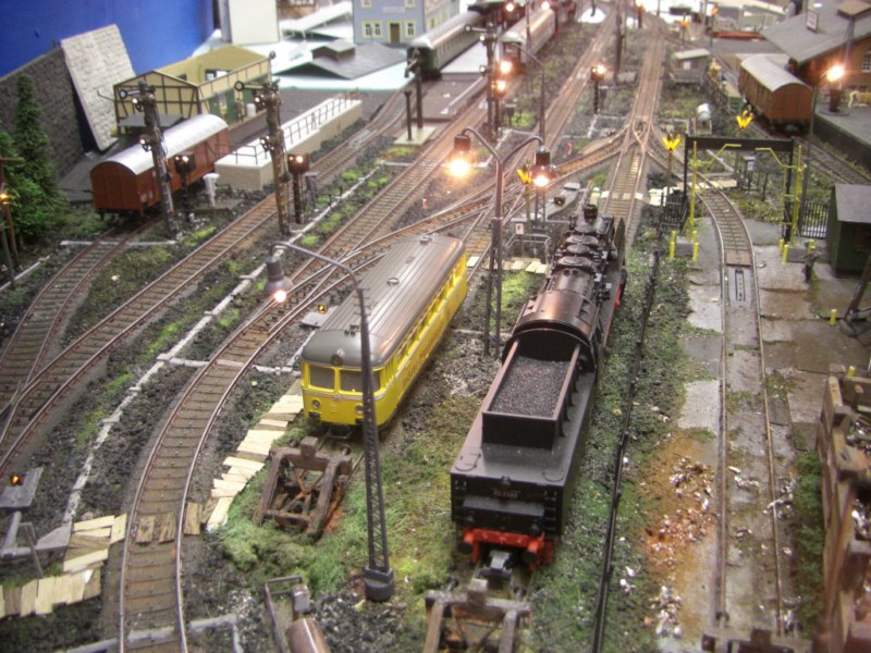 Ich habe aus Balsaholz einen Weg zu den Abstellgleisen vom Stellwerk gemacht, natrlich zu den Gleisen hin mit Zaun gesichert.
Links steht der Indusimesswagen von Mrklin mit ESU Sound, daneben die BR 50