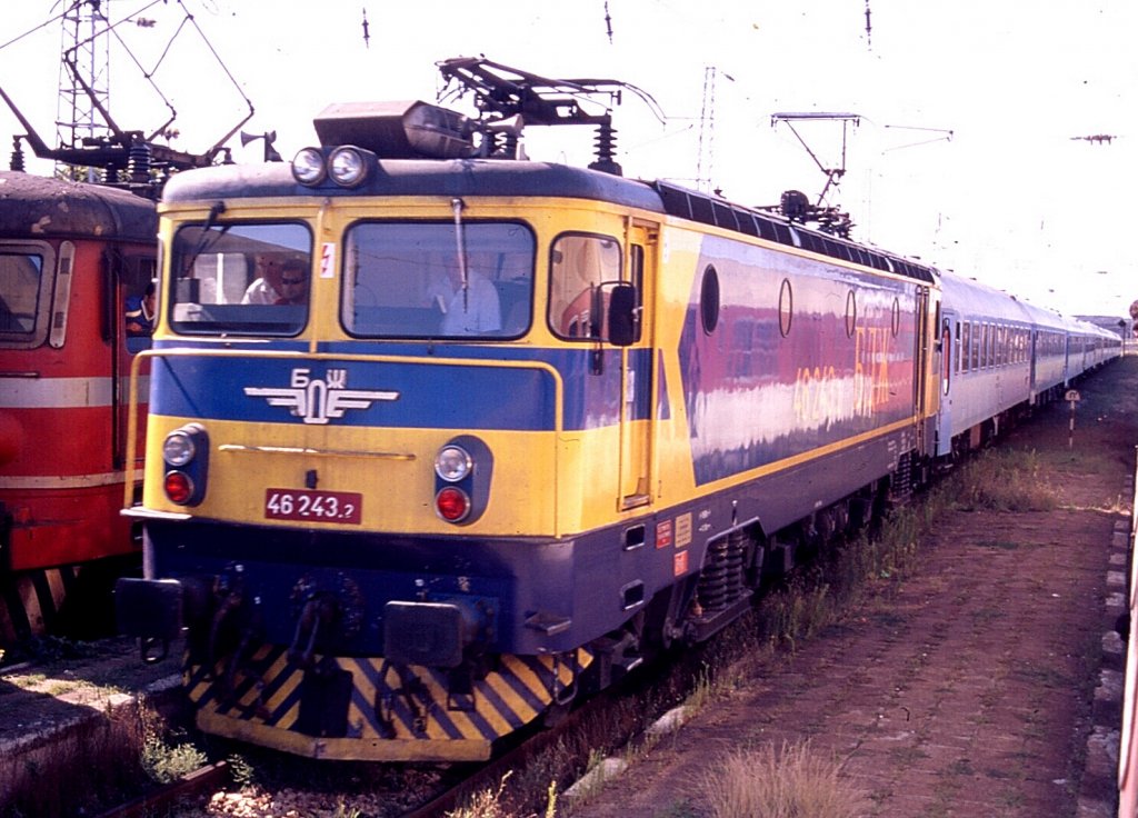 Ich habe das Bild noch mal bearbeitet,neu hoch geladen und die alte Version von der Plattform genommen. Diese Aufnahme entstand im September 2003. Irgendwo zwischen Burgas und Plovdiv kam uns 46 243-2 mit ihrem IC von Sofia nach Burgas entgegen. (Scan vom Dia) 