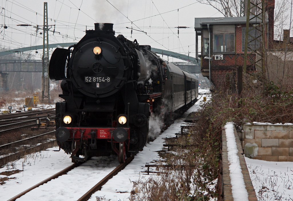 Ich habe es leider nur bis Plagwitz geschafft. Hier passiert der Leipziger Sonderzug am 06.02.2010 gerade das heimische Stellwerk W5.