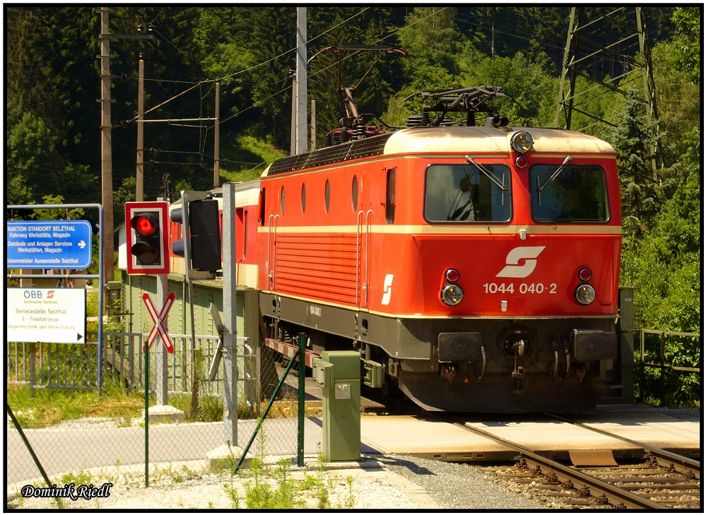 Ich habe heute etwas in meinem Arciv gekrammt und fandt dabei dieses Bild das die 1044 040 mit einem Regionalzug bei der Einfahrt in den Bahnhof Selzthal zeigt. 11.07.2006