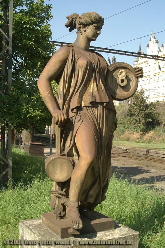 Ich habe berlegt, ob das noch zu Eisenbahn zhlt, oder nicht. Letztlich habe ich mich dafr entschieden. Das ist doch mal `ne Eisenbahnerbraut. So, wie sie daherkommt, weiss sie, um was es geht .... Aufgenommen in Plsen am 25.09.05. Ich vermute, dass sie schon seit 100 Jahren dort am Bahnhof Pilsen-Jin Předměst gestanden hat. Ach,so, hier kommt sie irgendwann vor, denn die Kette muss also nicht in der Kche angebracht sein... :
http://www.bahnmotive.de/frauenbahn/seite_frauenbahn.htm