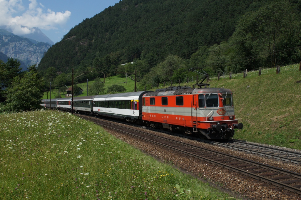 Ich hatte damit gerechnet, dass die Re 4/4 II 11109 nochmals am Gotthard auftauchen wrde, aber mit den Swiss-Express Lokomotiven ist es immer so eine Sache. Zum Glck blieb sie im selben Umlauf und so konnte  ich sie am 25.7.12 nochmals oberhalb von Erstfeld ablichten.