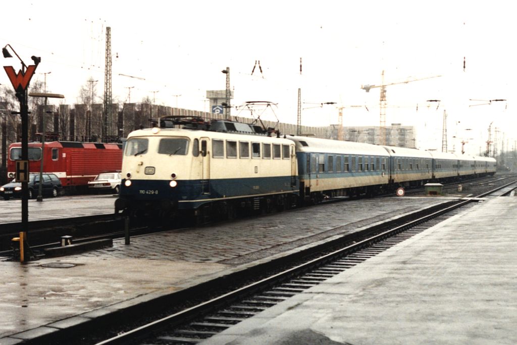 Ich hatte nicht viel Glck mit dem Wetter am 25 Januar 1994. Viel Regen, keine Sonne. Deshalb ein Regenbild mit Bgelfalte 110 429-8 mit IR 2556 Kassel Wilhelmshhe-Aachen auf Krefeld Hauptbahnhof.
