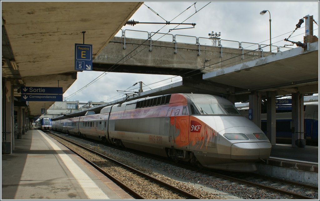 Ich hoffe, mit der Farbgebung diese TGV Armins Geschmack besser getroffen zu haben: Mess-TGV  IRIS 320  in Mulhouse am 22. Mai 2012