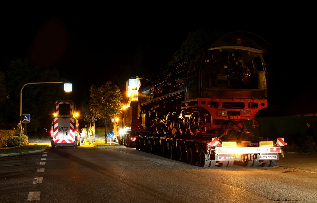 Ich hoffe das zhlt als Bahnbild. 50 245 auf einem Tieflader in Peterzell abseits der Bahnstrecke. Sie ist auf dem Weg von Rottweil nach Triberg auf den Denkmalsockel 8.7.11