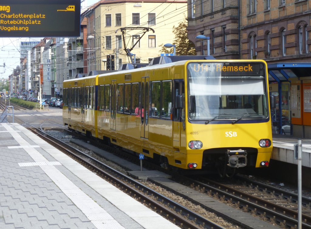 ich konnte am 17.9.2011 am halt St�ckach den M�hringer wagen 4095/4096 fotografieren, der wagen ist eigendlich auf den Talquerlinien (U5, U6, U7, U8 und U12) doch heute war er mal auf der U14 unterwegs