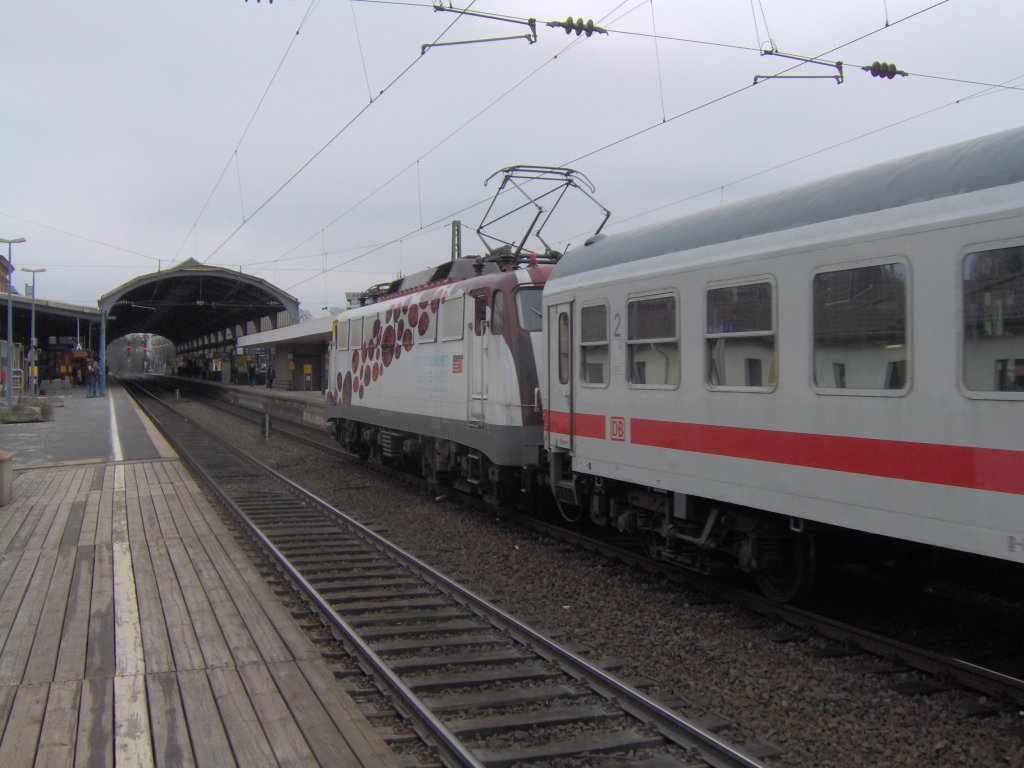 Ich konnte mein Glck kaum fassen,als ich die BR 110 des SCIENCE-EXPRESS
heute um ca. 13:45 sah und sie fotografieren konnte!Ich traf sie am 23.1.10 einem nicht gerade sehr schnem Samstag.