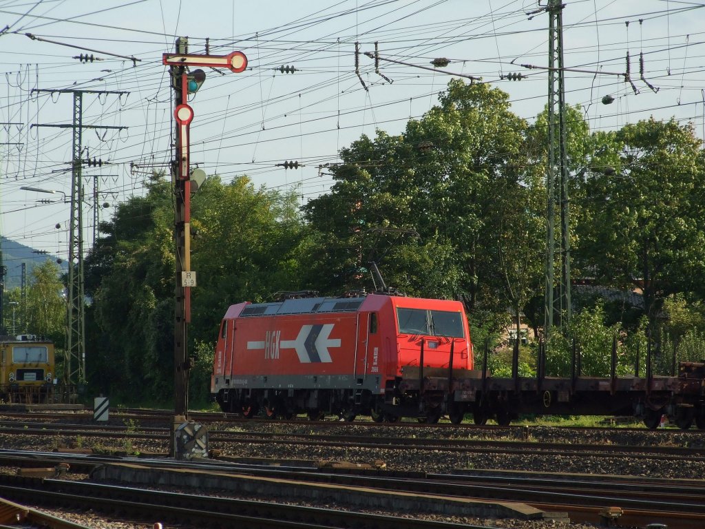 Ich mache eigentlich keine Nachsch�sse auf G�terz�ge,aber das Formsignal lie� mich mal eine Ausnahme machen.
185 631-9 der HGK f�hrt mit einem G�terzug am DB-Museum in Koblenz-L�tzel vorbei.4.9.2010 