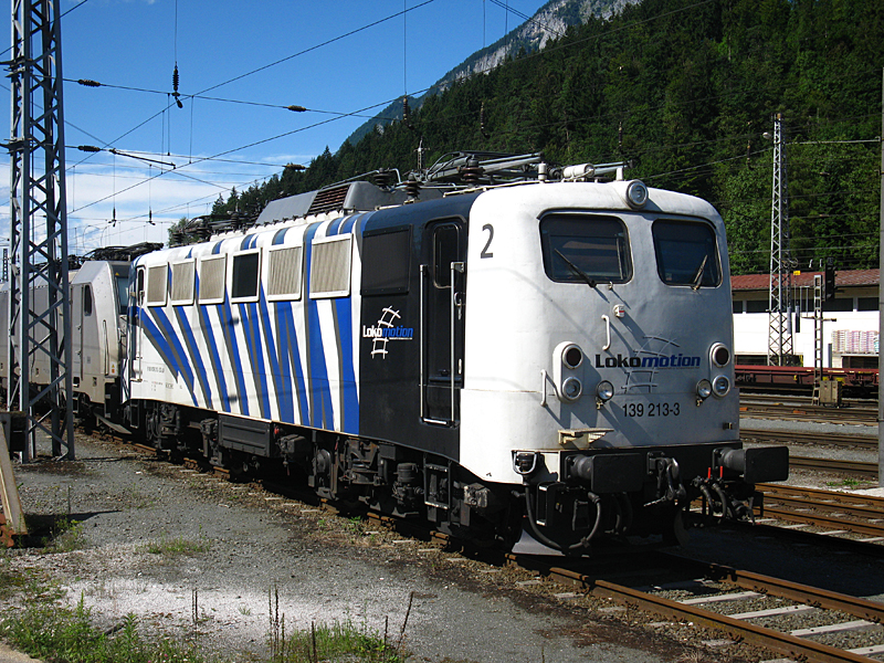 Ich machte heute wieder eine Tour nach Kufstein mit besserem Wetter: Hier die Zebra 139 213 abgestellt hinter der Rail Pool 186 105.

Lg