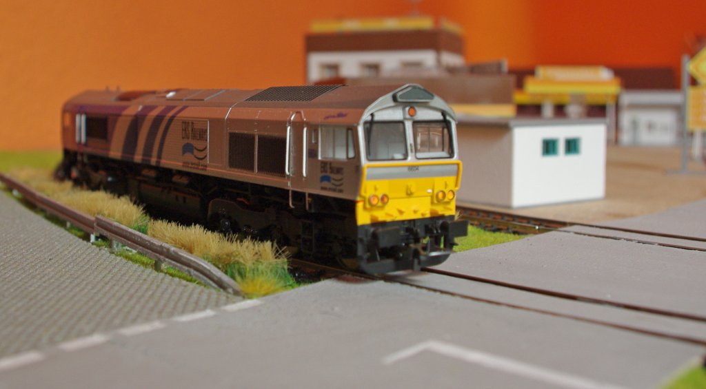 Ich mchte einmal die Gelegenheit der weniger werdenden Aufenthalte drauen nutzen, um unsere MoBa etwas vorzustellen, genauer gesagt, das rollende Material. Hier die Class 66 der ERS Railways. Unser neuester Zuwachs. Ausgestattet mit Sounddecoder ;) Hersteller: Mehano.