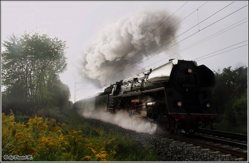 Ich mchte mit diesem fulminanten Bild ganz offiziell aus dem Urlaub zurck melden. Zu sehen ist 01 1533 am Morgen des 03.09.2011 mit dem 29. Landkreissonderzug auf dem Weg von Linz ber Passau nach Nrnberg. Sie msste glcklicherweie vor dem Esig in Mangolding halten und so konnte ich sie berholen und sie bei dieser wunderbaren Anfahrt fotografieren. (03.09.2011, Mangolding)