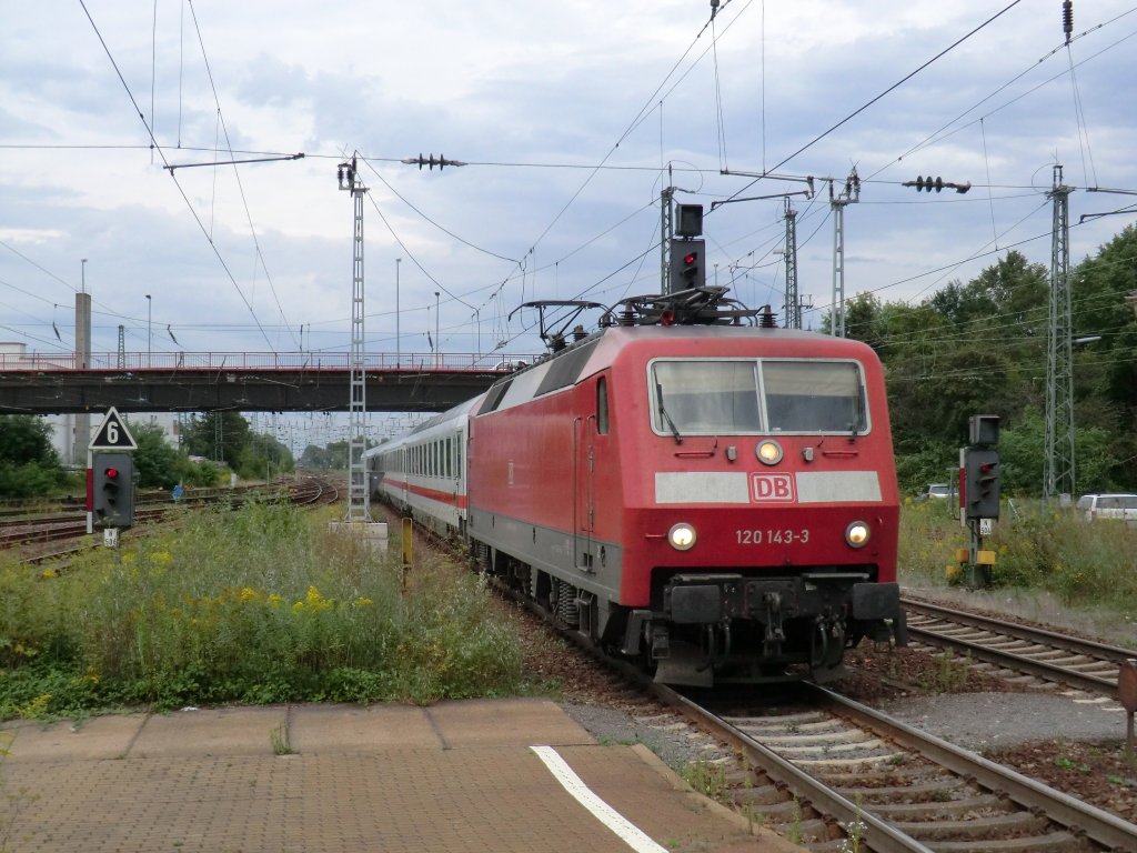 Ich nenne ihn den 120-er Sommer. Seit etwa 8 Wochen zieht fast tglich eine 120-er den IC 2054 von Frankfurt nach Saarbrcken. Am 26.8.10 zieht 120-143 diesen Zug in den Bahnhof von Homburg (Saar).