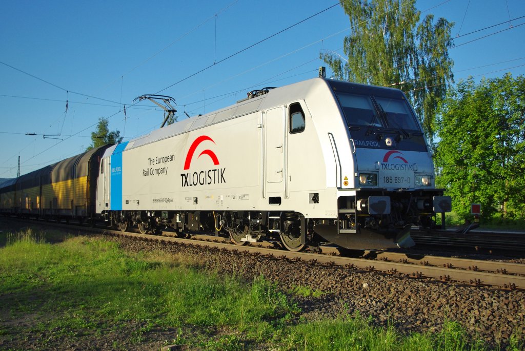 Ich prsentierte TX Logistiks neue! Seit kurzem hat die TXL zwei Railpool-Loks geleast. Hier zu sehen: 185 697-0 mit BMW Zug in Fahrtrichtung Norden am B Eltmannshausen. Aufgenommen am 04.06.2010.