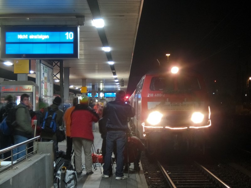  Ich sag zum Abschied leise Servus : Zahlreiche Fotografen erwiesen der Baureihe 218 am 12. Dezember noch einmal die letzte Ehre - es war der letzte planmige 218 Einsatztag auf der Elsenztalbahn. Hier sieht man den letzten Zug mit 218 480-2, die bunt geschmckt war. Auf dem Schild steht:  Noch einmal mit 218 - Abschied von der 218 aus dem Elsenztal  Aufgenommen in Mannheim Hbf.