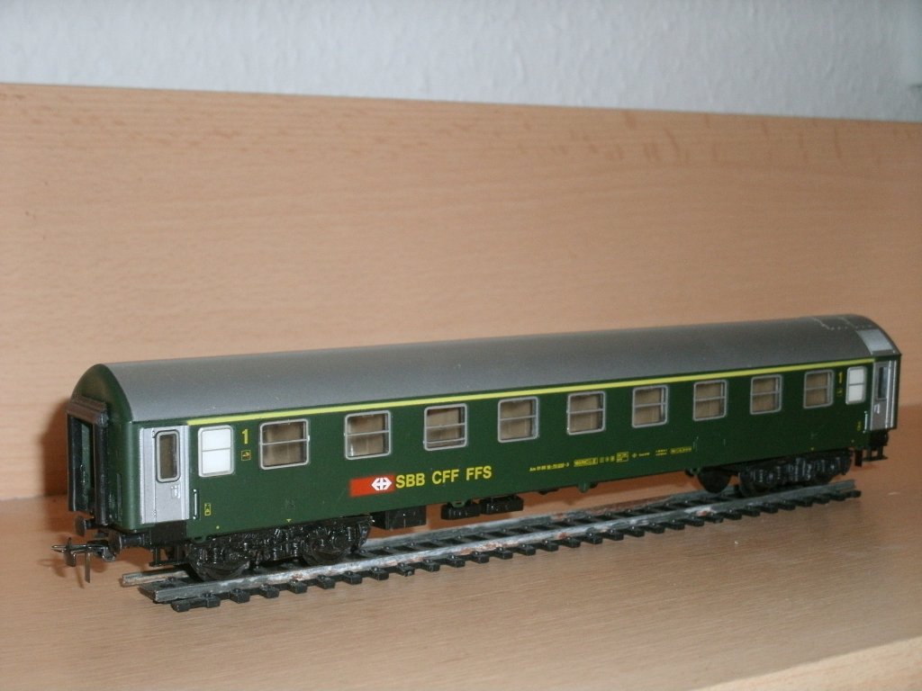 Ich sammle schon seit vielen Jahren Modellbahnen,doch das des es zu DDR-Zeiten sogar einen Schweizer Reisezugwagen,von einem DDR-Modellbahnhersteller,in H0 gab war mir neu.