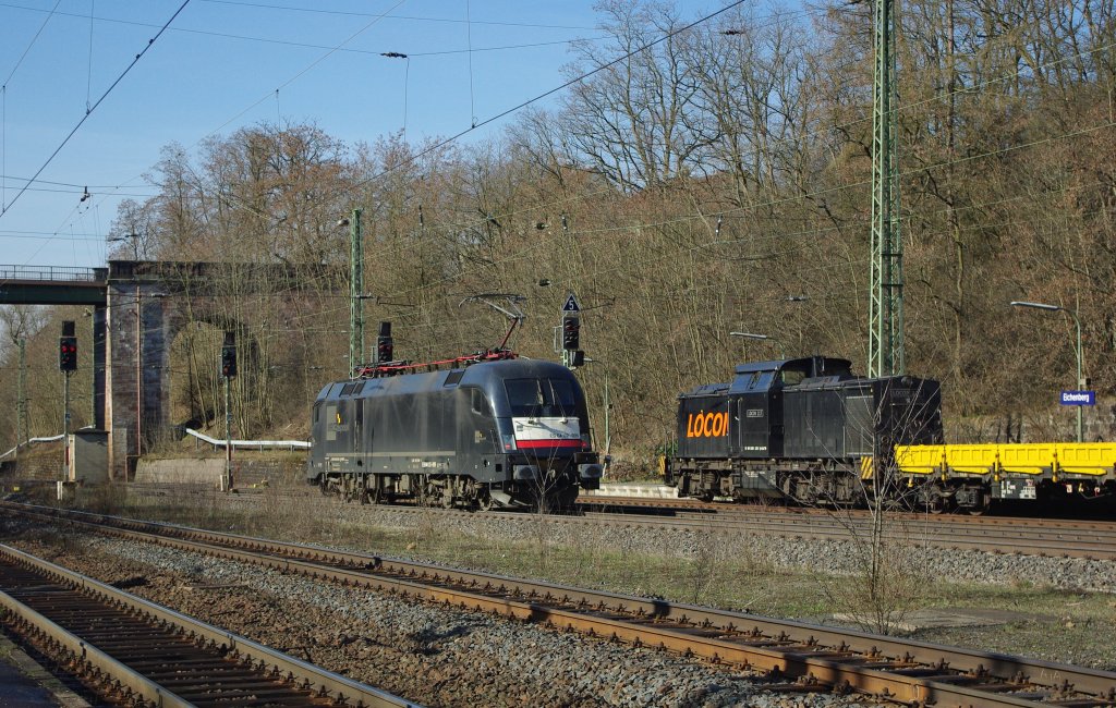 Ich seh schwarz. ES 64 U2-099 (182 599) rauscht Lz durch Eichenberg Richtung Kassel whrend ein Bauzug mit Locon 217 (203 123-5) an der Seite steht. Aufgenommen am 02.04.2010.