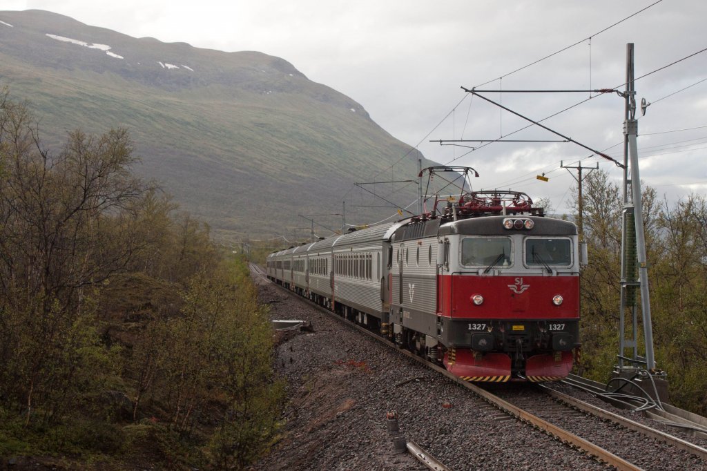 Ich sehe schwarz fr bunte Fotos aus Schweden! 
Nicht wegen des hier trben Wetters, sondern weil derzeit wohl mehr oder weniger das komplette konventionelle Rollmaterial der SJ mit schwarzer Farbe bergossen wird... 
Gut fotografierte ich hoch im Norden in Lappland, wo Wagen und Loks noch im ansprechenderen grauen Design unterwegs sind. 
So hier NZ 93 (Narvik - Stockholm C) mit der Kurswagengruppe 7007 nach Lule, gezogen von der Rc6 1327. Der Stammzug hat hier, kurz vor der Ankunft in Abisko stra noch rund 20 Stunden seiner fast 22-stndigen Fahrt in die Hauptstadt vor sich. 
31. August 2012
