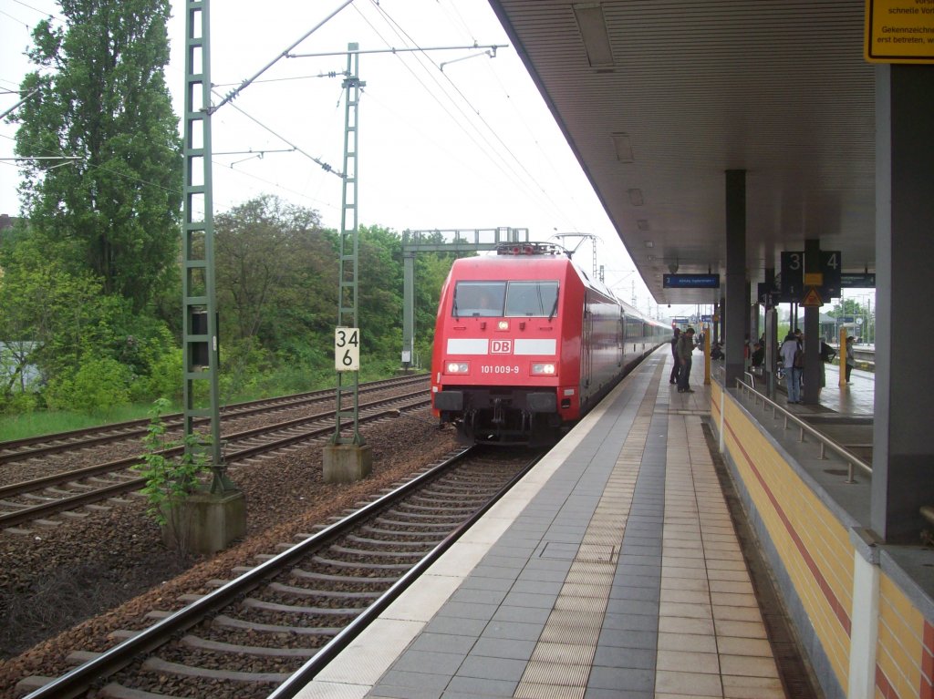 ich stand S-U Bahnhof Jungfernheide  und habe auf den Blue Tiger gewartet und da kam die Br 101 009-9 vorbei in Richtung Berlin Hauptbahnhof. am 20.05.2010   