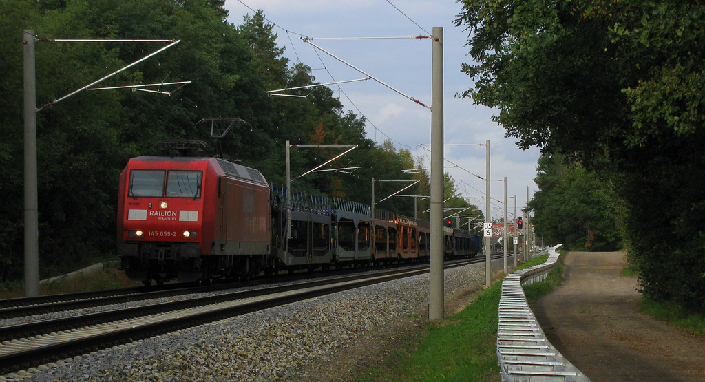 Ich stieg auf mein Fahrrad und die Schranken �ffneten sich kurz, doch gleich ging es wieder runter und es kam die 145 059-2 mit dem kurzen und leichten 45475 von Seddin nach Horka/Wegliniec (?) um 16:00Uhr vorbei. Auch dieser f�hrt jeden Werktag und auch Samstags. Die Bespannung ist immer wechselnd (selbst Ludmilla war schon dran) 07.10.2011