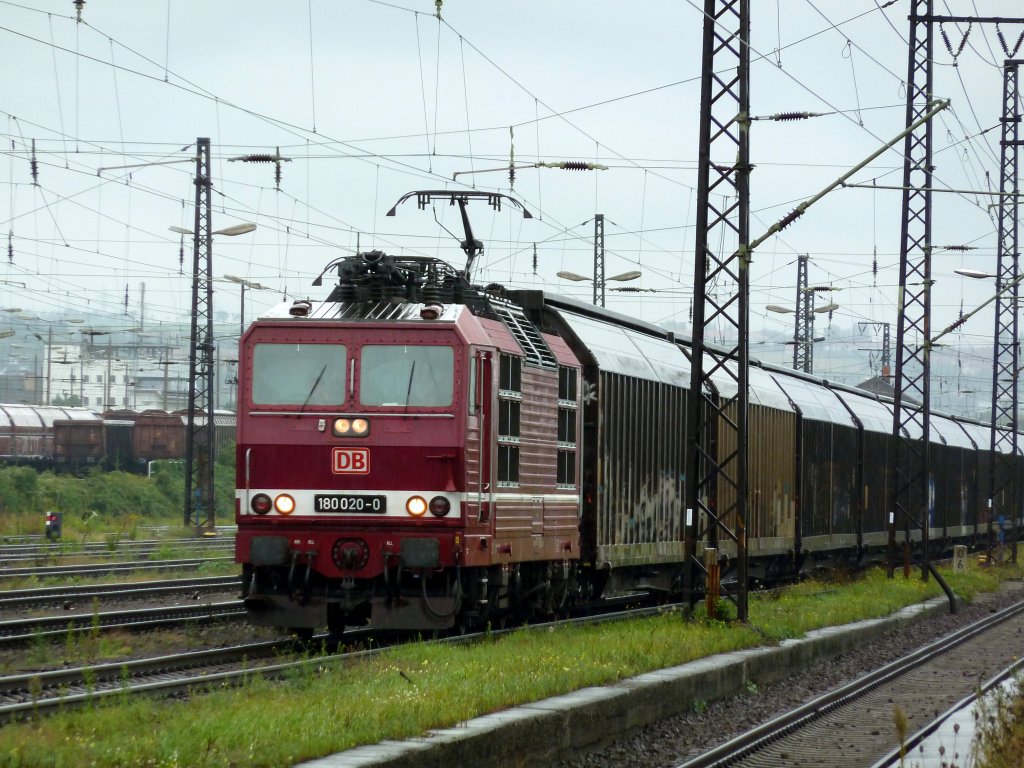 Ich traute mich trotz des schlechten Wetters mal raus um bisschen was zu fangen :).
Hier 180 020 bei der Einfahrt im Dresden Friedrichstadt.
18.09.11