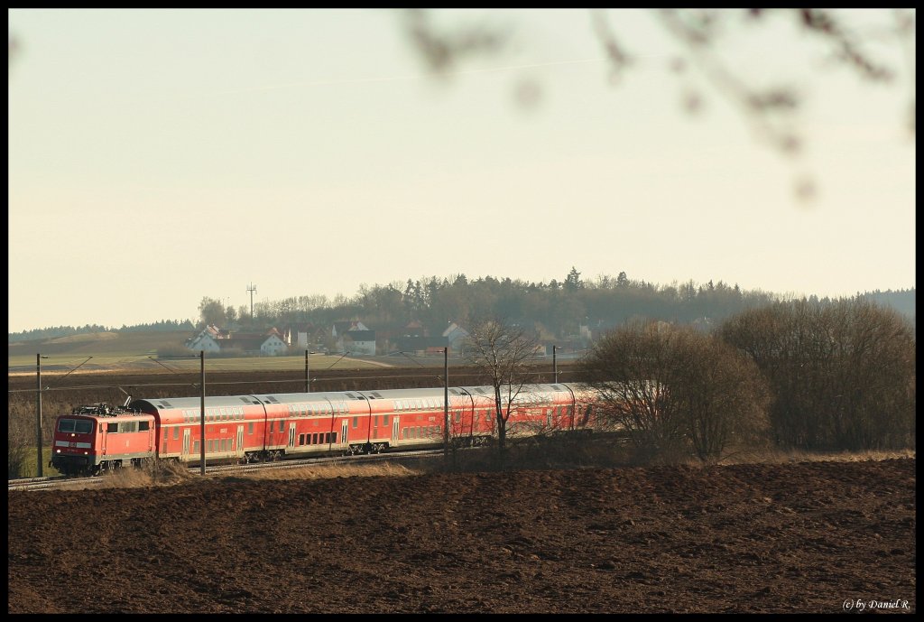 Ich wagte mich am 06.02.2011 ins Gegenlicht zu schieen. Nmlich auf den RE Mnchen-Nrnberg ber Landshut und Regensburg. Zuglok war 111 186. (Kfering)