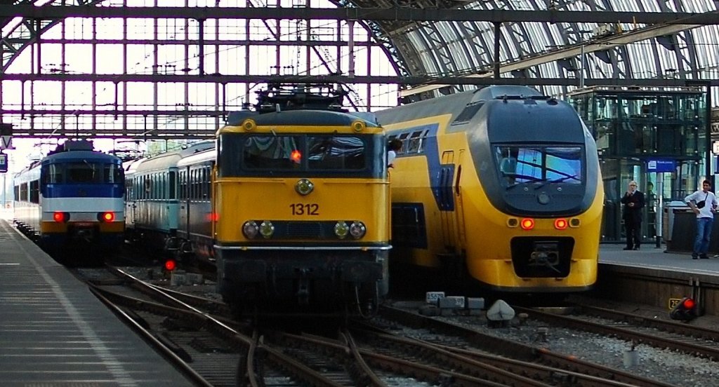 Ich war ganz uberrascht mit dieser aufnahme, in ein bild die Plan Y ein E-1312 und die IRM, die aufnahme enstand am fruhen abend von 11. 09 2010 in Amsterdam Hbf.