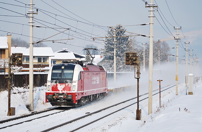 Ich war schon fast bei der S-Bahn Haltestelle als dieses Ding dann doch nach fast 120 Min. Versptung kam... Salzburg-Sd, Februar 2012.