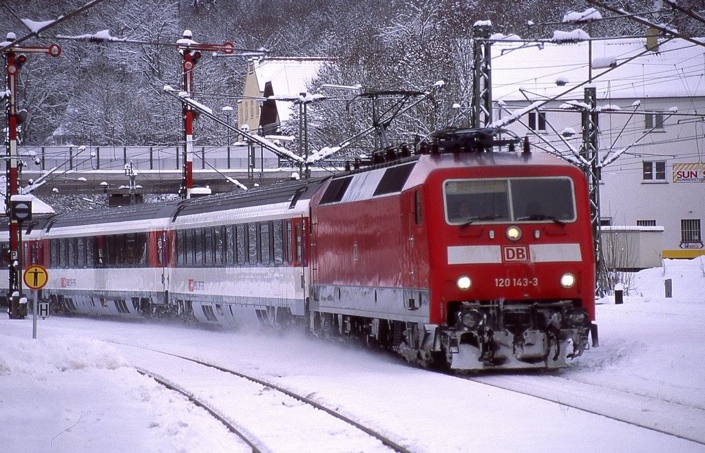 Ich wei garnicht, ob man solche Bilder um diese Jahreszeit zeigen darf. 120 143-3 am 27.12.2010 mit einem Eurocity Stuttgart-Zrich bei der Einfahrt in Horb. Nikon F75 - Scan vom Dia. 