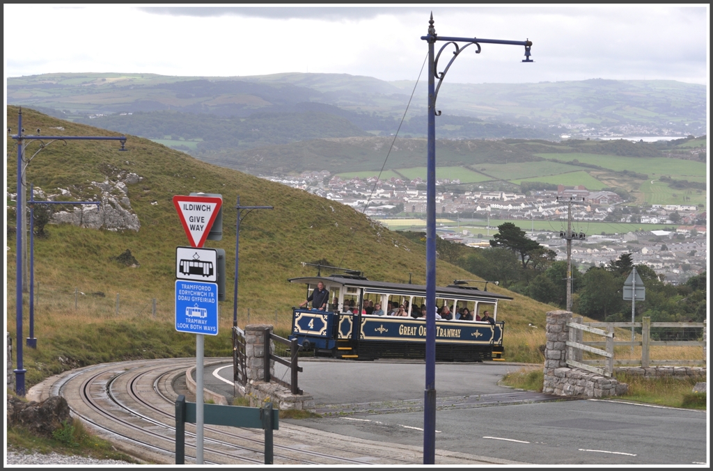 Ich weiss, der Mast ist nicht sehr schn m itten im Wagen 4. Das Bild zeigt aber eine Besonderheit im oberen Teil der unteren Streckenhlfte. Wo es unterhalb der Ausweiche nur ein Geleise gibt, sind es im oberen Teil deren zwei, wobei die mittlere Schiene vom talwrts wie vom bergwrts fahrenden Wagen mitbentzt wird. (13.08.2011)
