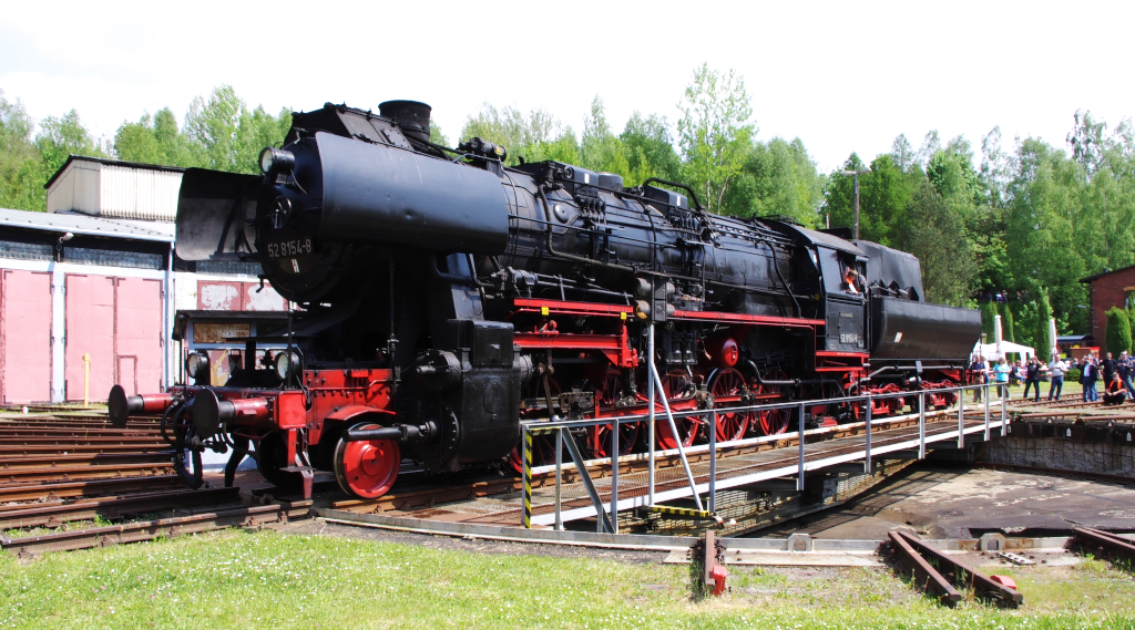 Ich werde gedreht.......ups aber bitte nicht so schnell! 

52 8154-8 war mit einem Sonderzug aus Leipzig-Plagwitz nach Adorf gekommen.

Nun hie es Vorrte auffrischen, um fr die Heimfahrt gerstet zu sein.

ber Weischlitz, die Elstertalbahn bis Gera und dann ber Zeitz ging es zurck nach Leipzig-Plagwitz. Und wir fuhren die Rckstrecke mit und mit den Regelzgen wieder nach Adorf zurck, wo wir spt in der Nacht ankamen.

14 Mai Bw Adorf im Vogtland
